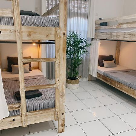 Отель Surfers House Кута Экстерьер фото